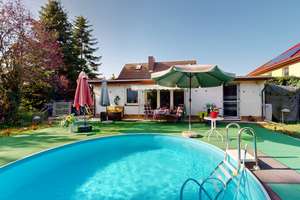 Bezugsfreies Einfamilienhaus mit großem Garten, Süd-Terrasse & Pool – Die vollständige Adresse der Immobilie erhältst du vom Anbieter., 15370 Petershagen/Eggersdorf – Vorschaubild 1