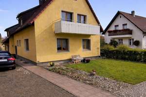 Charmantes Einfamilienhaus in ruhiger Wohnlage von Waldbrunn – inklusive Einliegerwohnung – Die vollständige Adresse der Immobilie erhältst du vom Anbieter., 97295 Waldbrunn – Vorschaubild 2