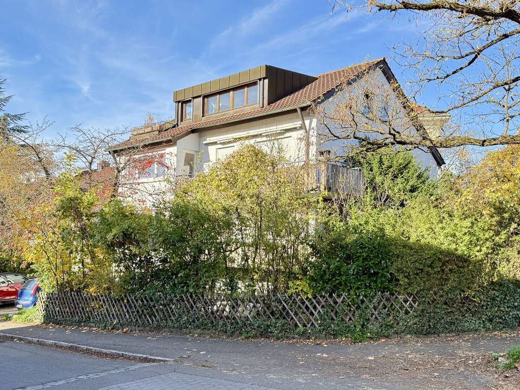 Attraktive Dachgeschosswohnung in zentraler Lage mit Zimmern im Untergeschoss - vermietet