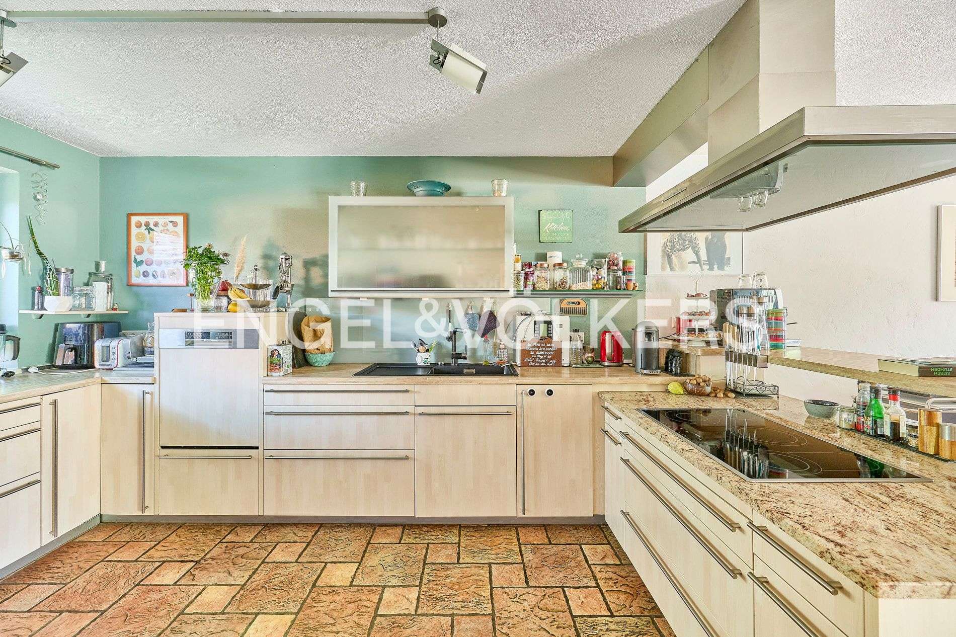 Immobilie in Römerberg - Stilvolles Wohnen in grüner Umgebung: 
Naturschwimmteich und nachhaltige Technik! - Bild 2