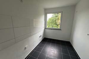 Renovierte 2 Zimmer mit Balkon - weißes Wannenbad mit Fenster - Duisburg Rheinhausen – Franz-Schubert-Straße 4, 47226 Rheinhausen-Mitte, Duisburg – Vorschaubild 3