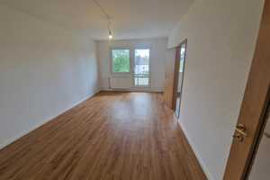 **FAMILIEN WILLKOMMEN**4-Zimmer-Wohnung // Balkon // 2.Etage // Bad mit Wanne // ab sofort – Ringstraße 47, 4209 Leipzig – Vorschaubild 3