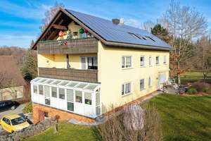 Renditestarkes Mehrfamilienhaus mit PV-Anlage + 3 Garagen - komplett vermietet! Optional mit weitere – Die vollständige Adresse der Immobilie erhältst du vom Anbieter., 95503 Hummeltal – Vorschaubild 1