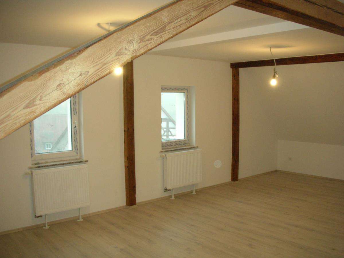 Immobilie in Aurachtal - Vier-Zimmer-Wohnung im Dachgeschoss, Gartenanteil und Kfz-Stellplatz in Aurachtal-Münchaurach  - Bild 1