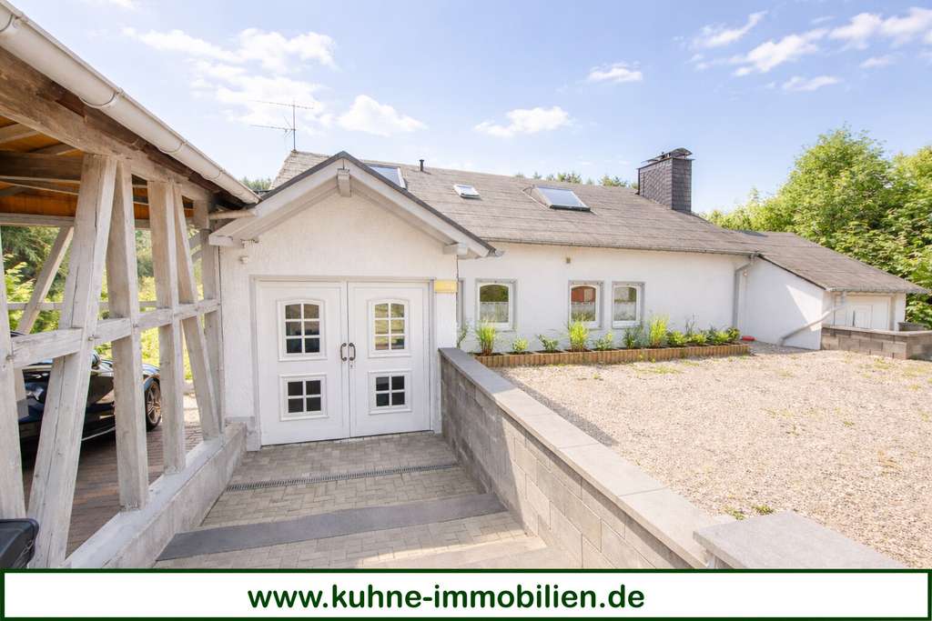 Immobilie in Willingen (Upland) - Gepflegtes Mehrfamilienhaus mit Einliegerwohnung, Südgarten, Balkon und Terrasse - Bild 0