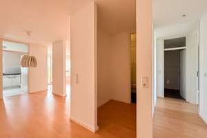 Direkt einziehen und wohlfühlen: helle 3-Zimmer-Wohnung mit Südbalkon und Tiefgarage, WI Nordenstadt