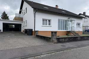 Anspruchsvolles Wohnen in Bestlage – Zweifamilienhaus mit Charakter und Raum für Visionen!