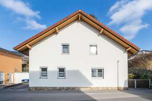 Einfamilienhaus mit gepflegtem Garten, Terrasse und Brunnenwasser-Genuss – Die vollständige Adresse der Immobilie erhältst du vom Anbieter., 93413 Cham – Vorschaubild 3