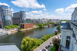 Einzigartiges Wohnen am Holsteiner Ufer – denkmalgeschütztes Spree-Penthouse