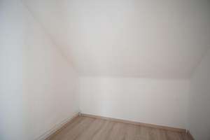 ~  Tolle Dachgeschosswohnung mit neuem Bad + Laminat + ruhig aber zentral ~ – Niebuhrstraße 78, 47138 Obermeiderich, Duisburg – Vorschaubild 11