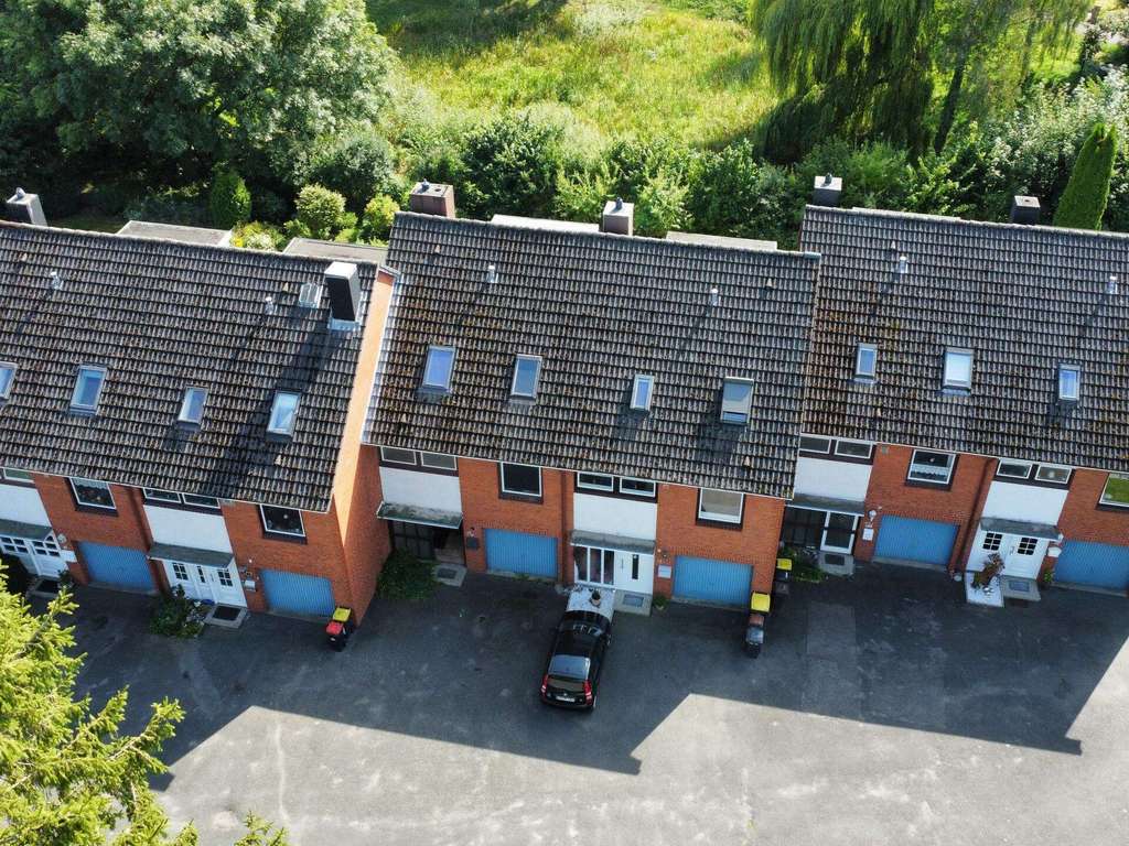 Immobilie in Ratekau - Wohnung über 2 Etagen inkl. Garage und Keller im Objekt - vollständig entkernt zum Herrichten - Bild 0