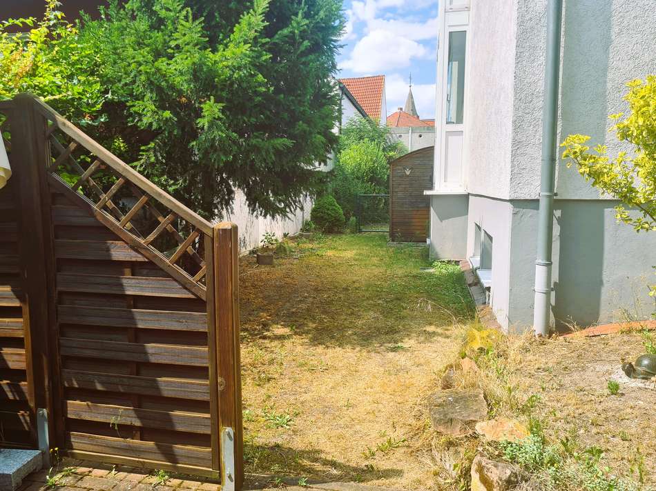 Garten neben Haus