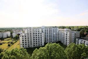Junkersdorf - oberste Etage ohne Schrägen - große 3 Zimmer - Tageslichtbad - nach Vereinbarung frei!
