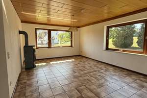 Großzügige 5-Zimmer-Splitlevel-Wohnung mit 153 m², Balkon, Garten und Kaminofen