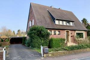 Gartenliebhaber aufgepasst! Ihr traumhaftes 2 Familienhaus mit sehr großen Garten  und Garagen