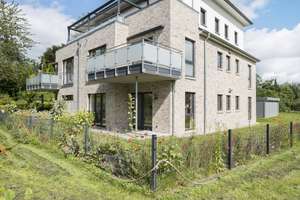 Eine Eigentumswohnung, die wie neu gebaut erscheint, kaum benutzt wurde und bezugsfertig ist.