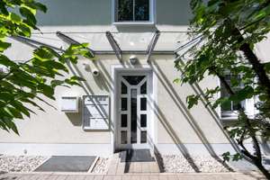 Großzügige 4-Zimmer-Dachgeschosswohnung mit beeindruckender Raumhöhe, Kamin und zwei Balkonen – Die vollständige Adresse der Immobilie erhältst du vom Anbieter., 81827 Waldtrudering, München – Vorschaubild 2