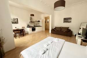 Stilvolles, möbliertes Altbau-Apartment mit Stuck und Aufzug in zentraler Lage nahe dem Leipziger St