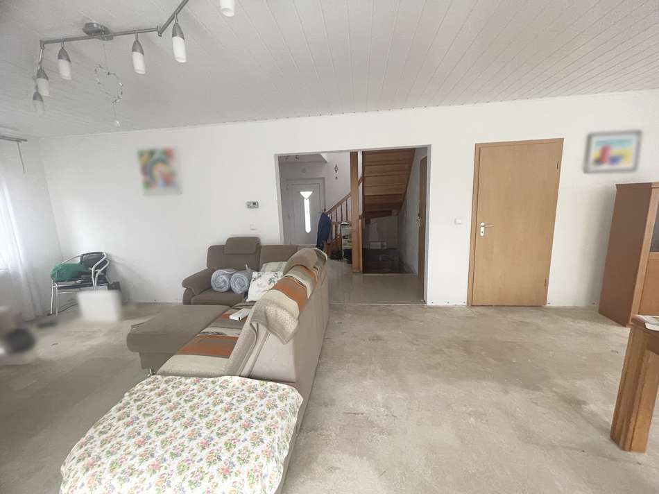 Wohn-Esszimmer mit Blick in Fl