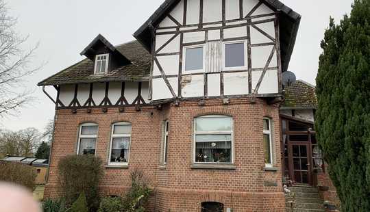 Bild von Einfamilienhaus mit Vollkeller , Nebengebäude mit Einliegerwohnung und Abstellräume.