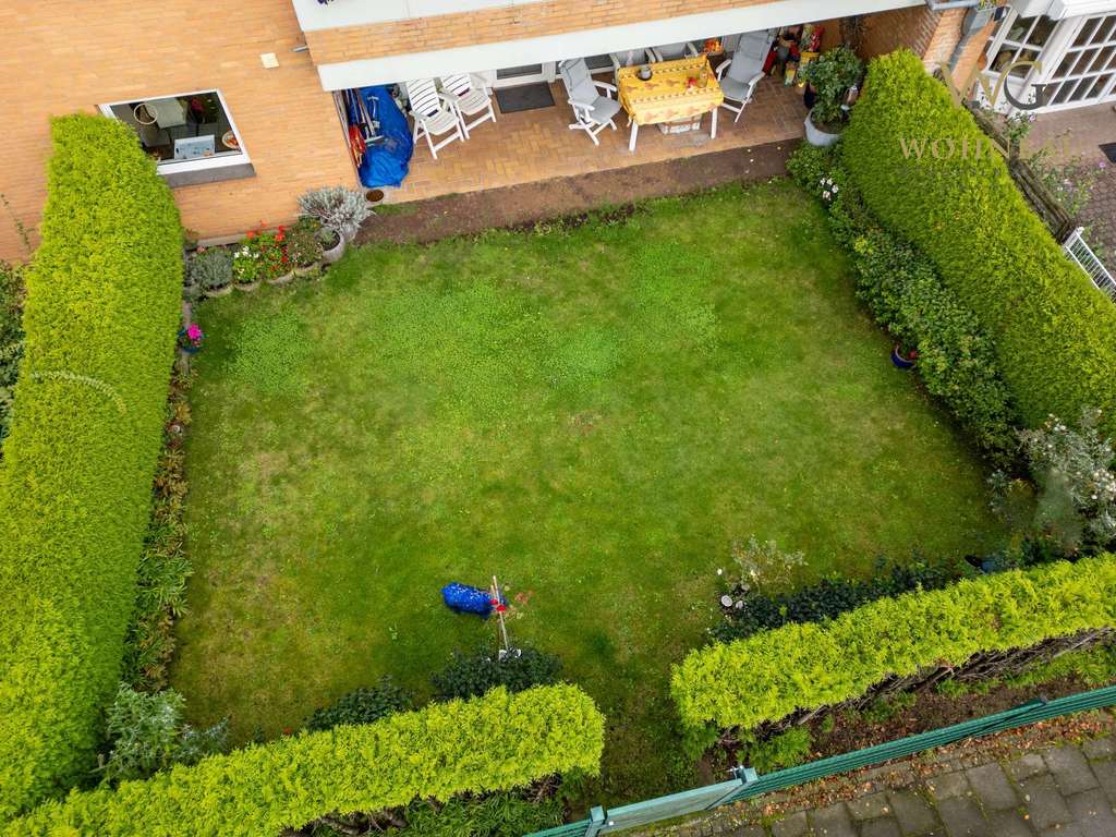 WOHNBAU: Leben fast wie im Bungalow - Großzügige Wohnung mit Kamin und 100 m² Garten