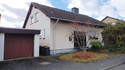 Freistehendes Einfamilienhaus mit Garage und großem Garten in Meschede-Wennemen