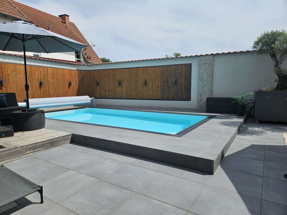 Terrasse mit Pool bei Tag