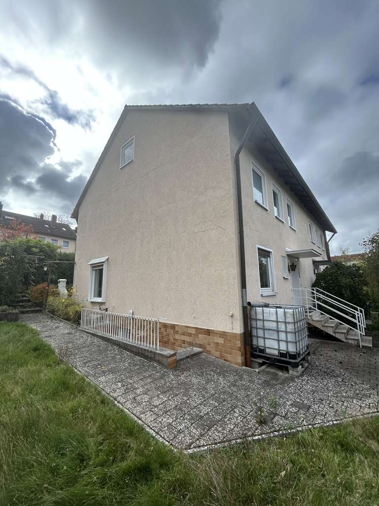 Immobilie in Ansbach - Doppelhaushälfte mit Garten, Balkon & Terrasse – sofort bezugsfrei! - Bild 2