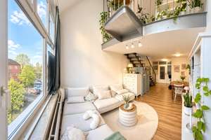 Lebensgefühl mit besonderem Charakter – Maisonette mit Galerie & Wintergarten in Köln-Poll ze...