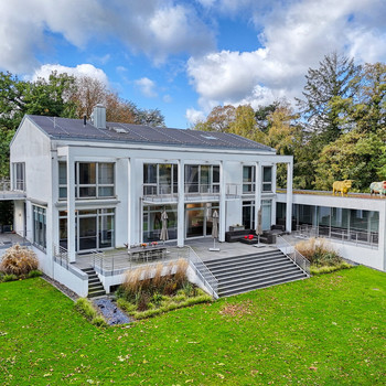 Imposantes Anwesen in direkter Rheinlage