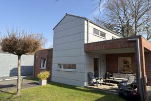 Architektenhaus, Bj. 2005, 5 Zi., Galerie, offene Küche mit EBK, Parkett, 2 Terrassen, 2 Stellplätze – Die vollständige Adresse der Immobilie erhältst du vom Anbieter., 30559 Kirchrode, Hannover – Vorschaubild 1