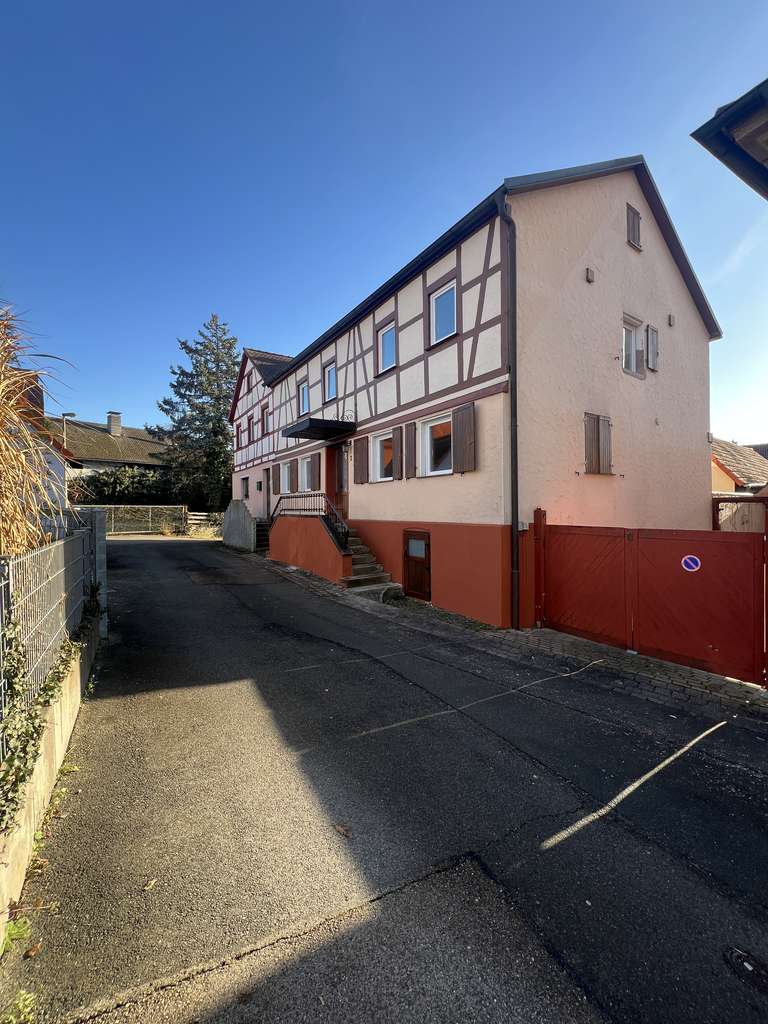 Immobilie in Schwanstetten - Renoviertes Haus in zentraler Lage mit schönem Garten - Bild 1