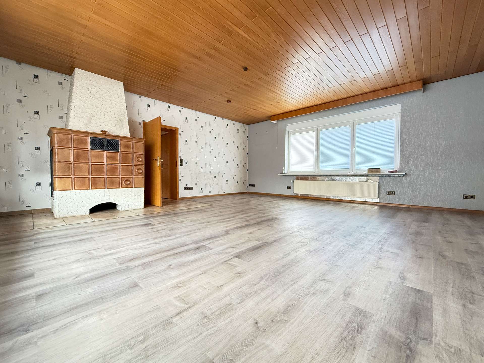 Immobilie in Herdorf - Viel Platz für die Familie – großzügiges Einfamilienhaus mit Wintergarten, Pool und zwei Garagen! - Bild 3