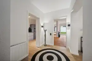 EINZIEHEN UND WOHLFÜHLEN - GROSSZÜGIGES REIHENMITTELHAUS MIT GARAGE – Bielefeld – Vorschaubild 2