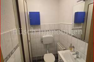 **huesch-immobilien.de**
Charmante 3.5-Zimmer-Dachgeschosswohnung mit Balkon in Essen-Schonnebeck – Die vollständige Adresse der Immobilie erhältst du vom Anbieter., 45309 Schonnebeck, Essen – Vorschaubild 17