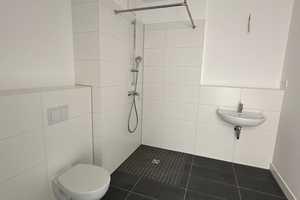 OHNE WBS - Erstbezug - helle 2 Zimmer Wohnung mit Balkon, Dusche und offener Wohnküche – Anne-Frank-Straße 10, 12524 Berlin – Vorschaubild 6