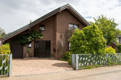 Exklusives Architektenhaus mit beeindruckendem Wohnensemble und Naturschwimmteich nah am Forstwald