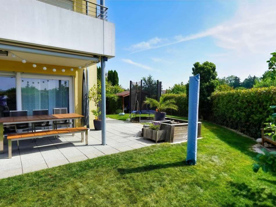 Blick auf die Terrasse und Gar