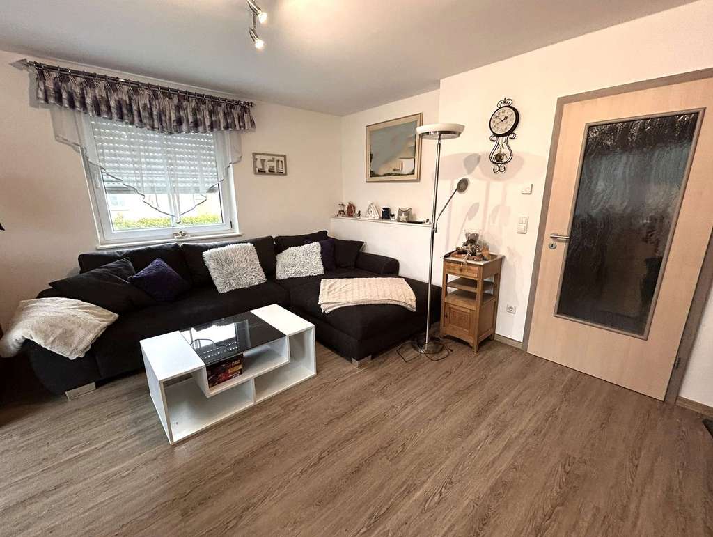 Immobilie in Moosbach - PROVISIONSREI! Modernisiertes Zweifamilienhaus in ruhiger Lage mit großem Garten & Doppelgarage - Bild 2