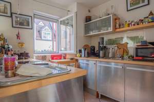 Sehr komfortable City-Wohnung in gesuchter Lage mit Balkon, Loggia, EBK & optionalem TG-Stellplatz.  – 61348 Bad Homburg vor der Höhe – Vorschaubild 2