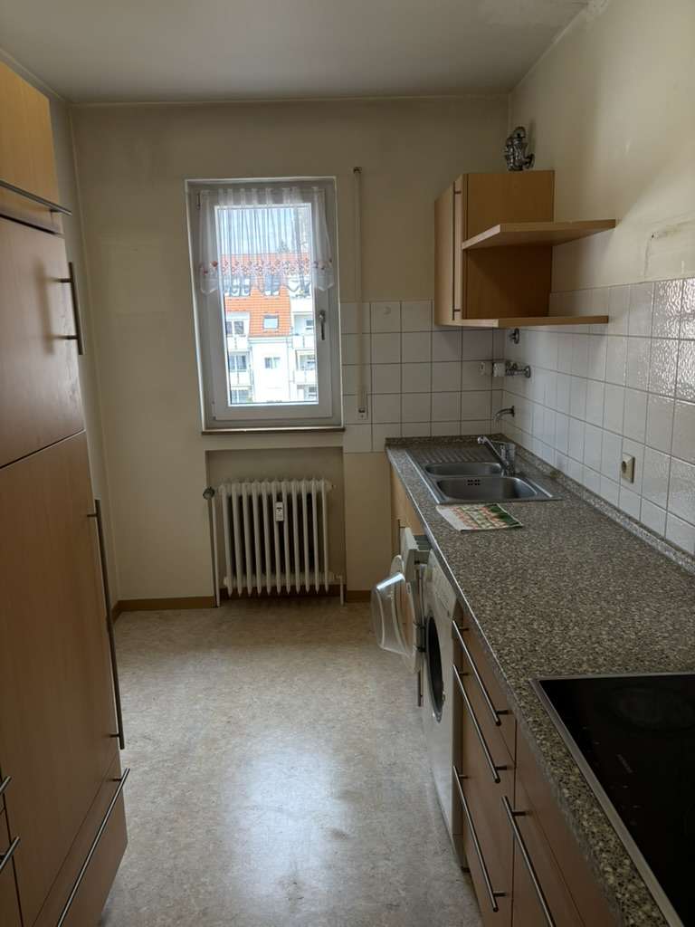 Renovierungsbedürftige 2-Zimmer Wohnung im 4. OG mit Aufzug in Göppingen, Göppingen Kreis – Bild 2
