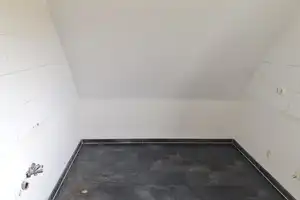 Gemütliche 2 Zimmer-Dachgeschosswohnung zu vermieten! – Karolingerstraße 23, 47139 Duisburg – Vorschaubild 4
