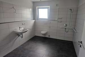 ​Neubau-Komfort (Bj. 2022): Barrierefreie 66 m² Seniorenwohnung (ab 58 J.) mit EBK,  – Nürnberg Straße 43, 91154 Roth – Vorschaubild 12