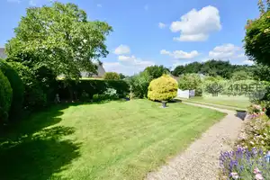 EINFAMILIENHAUS-ENSEMBLE AUF EINEM PARKÄHNLICHEN GRUNDSTÜCK MIT MASSIVEM GARTENHAUS – Segeberg (Kreis) – Vorschaubild 5