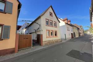 Zweifamilienhaus mit Ausbaupotenzial im charmanten Weinort Edenkoben – Die vollständige Adresse der Immobilie erhältst du vom Anbieter., 67480 Edenkoben – Vorschaubild 2