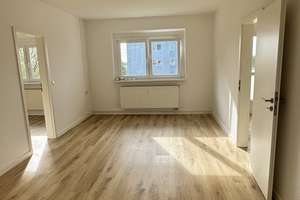 Bezugsfreie 3-Raumwohnung mit Designbodenbelag, Wannenbad, Balkon und Pkw-Stellplatz!!!