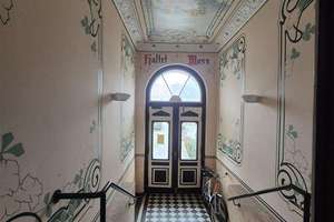 Charmante 2-Zimmer-Wohnung mit großer Küche, Dielenboden und sichtbarem Gebälk