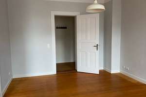 Großzügige, gut geschnittene 3-Zi-Wohnung mit Einbauküche und Balkon in zentraler Lage in Kiel Nord – Die vollständige Adresse der Immobilie erhältst du vom Anbieter., 24106 Wik, Kiel – Vorschaubild 5