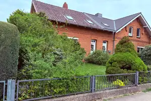 Schmuckstück im Dornröschenschlaf – sanierungsbedürftiges Reihenendhaus mit viel Charme – Herzogtum Lauenburg (Kreis) – Vorschaubild 1