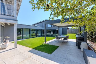 Traumwohnung trifft Arbeitswelt: Luxuriöses Wohn- und Bürohaus mit Wellness-Oase und Smart-Features